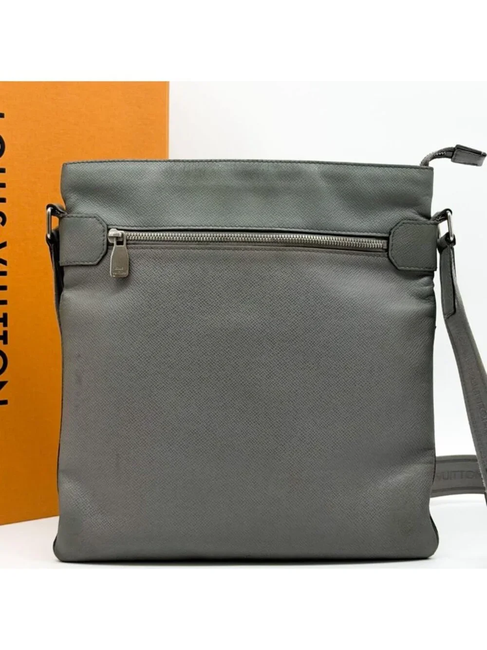 Louis Vuitton Sasha Taiga Shoulder Bag Crossbody Leather Messenger
